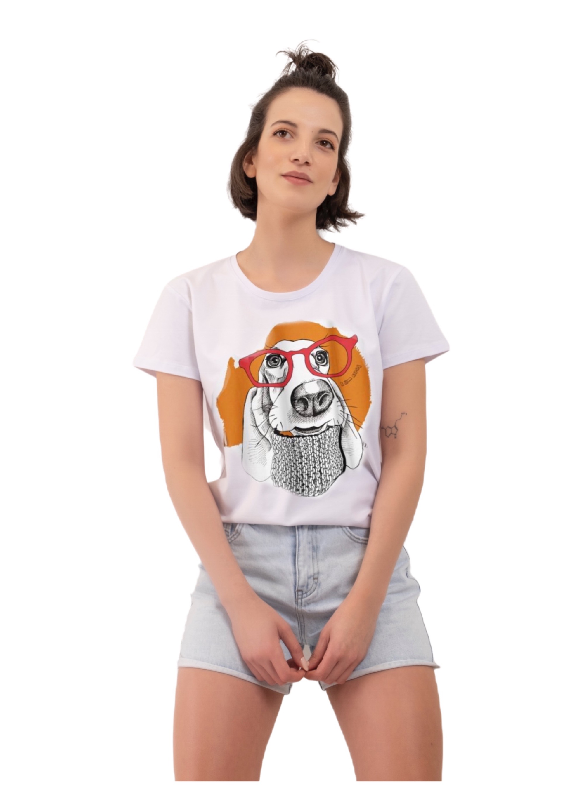 Önü köpek baskılı bisiklet yaka  beyaz kadın T-shirt 